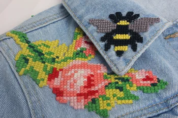 Sieviešu džinsa jaka ar krustdūrienā rožu bišu pieci norādīja zvaigzne dzīvnieku izšūti raksts jaka